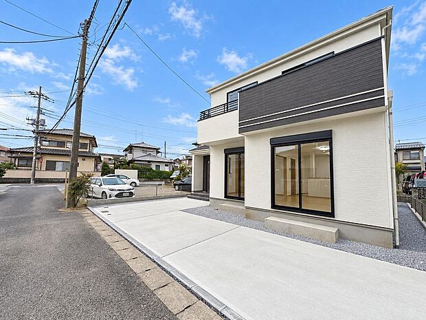 前面道路4m。車の出入りにも配慮されています。