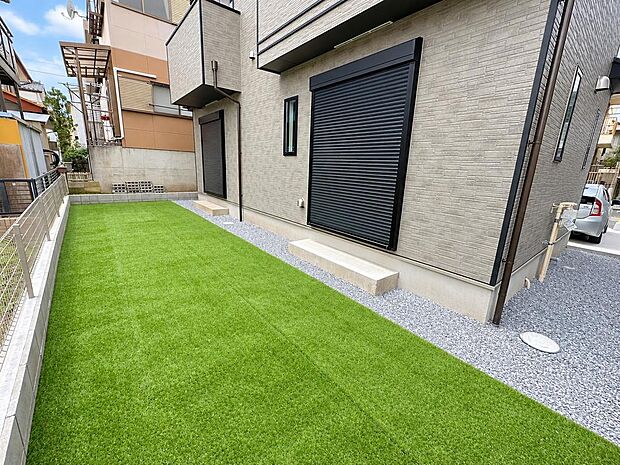 お手入れしやすい人工芝の屋外スペース。家族の外遊びや庭時間を楽しめます。