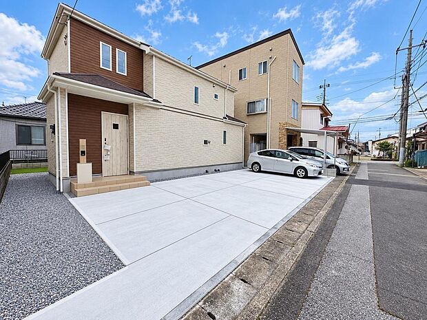 車の出入りがしやすい駐車スペース。通勤や買い物など日々の移動に便利です。