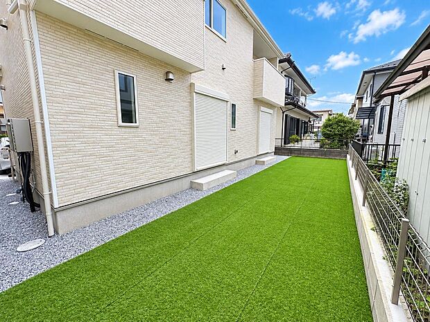 お手入れしやすい人工芝の屋外スペース。家族の外遊びや庭時間を楽しめます。