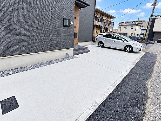 玄関近くに駐車できる配置で、買い物帰りの荷物運びにも便利です。