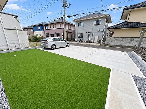お手入れしやすい人工芝の屋外スペース。家族の外遊びや庭時間を楽しめます。