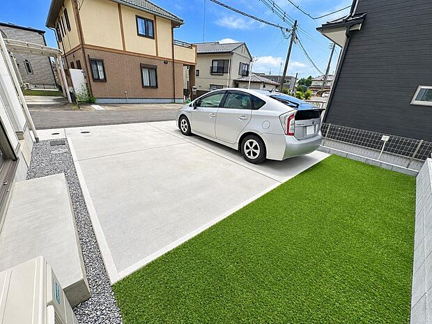 駐車スペースを備えた現地外観。車利用の多いご家庭にも暮らしやすい住まいです。