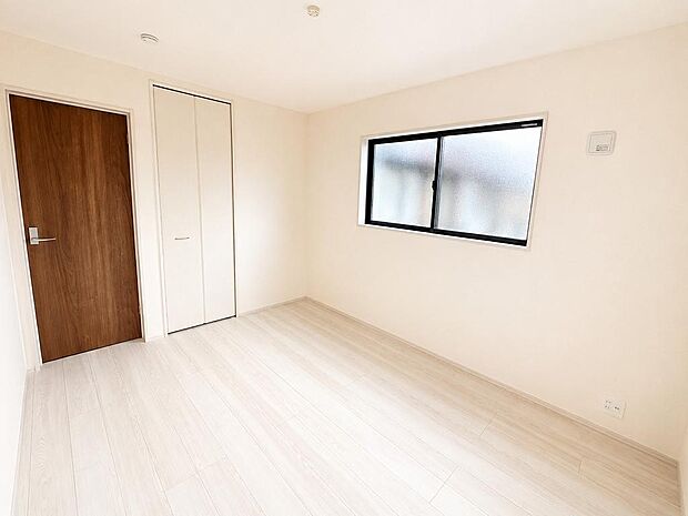 落ち着いて過ごしやすい寝室空間。家具配置もしやすい一室です。