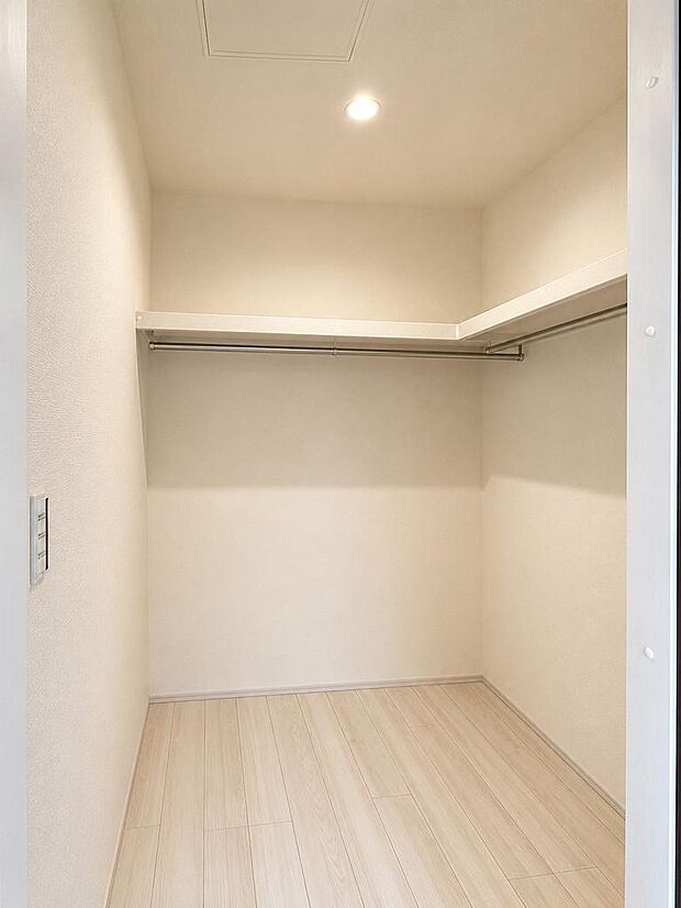 広々ウォークインクローゼット。