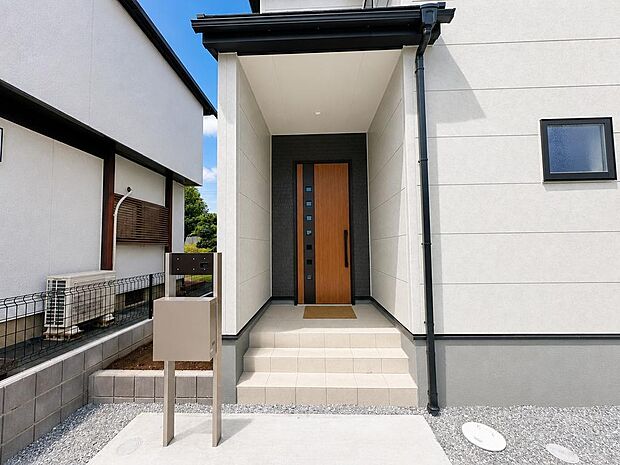 屋根付きの玄関まわり。雨の日の出入りにも配慮された、使いやすいエントランスです。