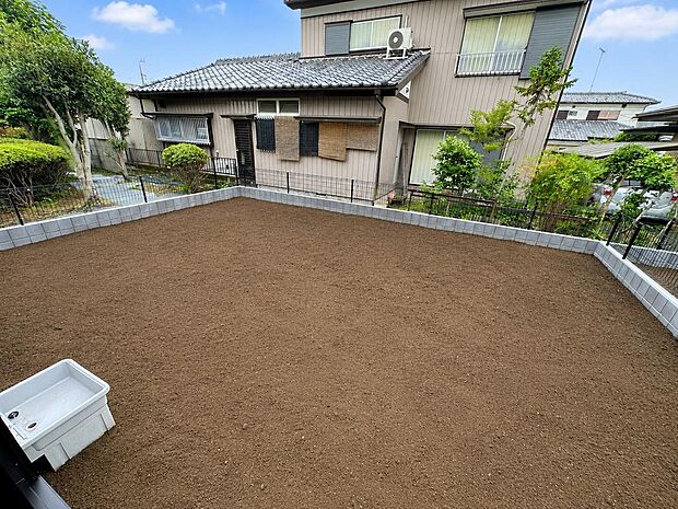 建物まわりの屋外スペース。外用品置き場や庭作業にも使いやすい空間です。