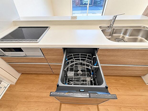 キッチンに食器乾燥機を搭載。洗い物の手間を減らし、日々の家事をサポートします。