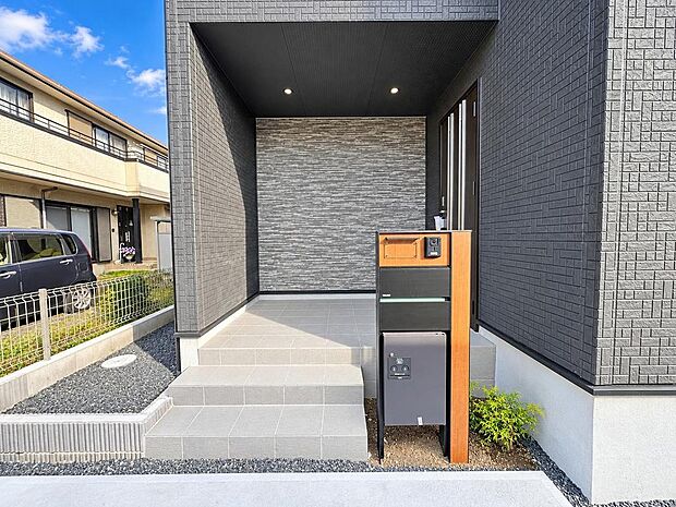屋根付きの玄関まわり。雨の日の出入りにも配慮された、使いやすい入口です。