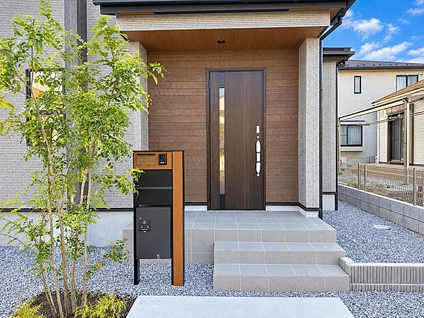 屋根付きの玄関まわり。雨の日の出入りにも配慮された、使いやすい入口です。
