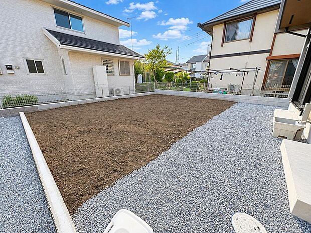 建物まわりの屋外スペース。外用品置き場や庭作業にも使いやすい空間です。