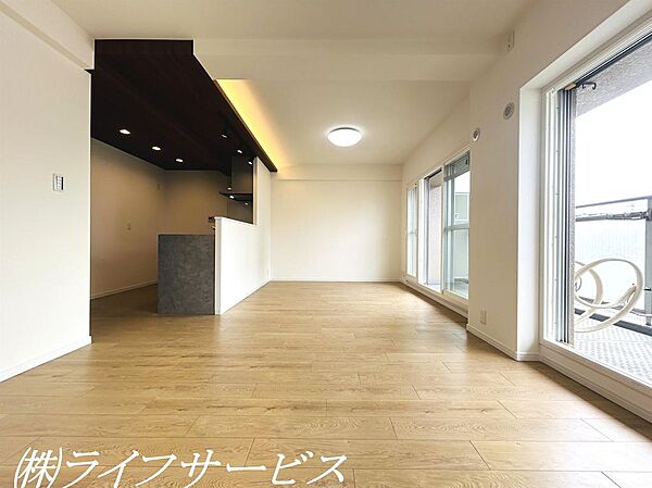リビングルーム／広々17.5帖！キッチン上部と壁沿いの照明がポイント！