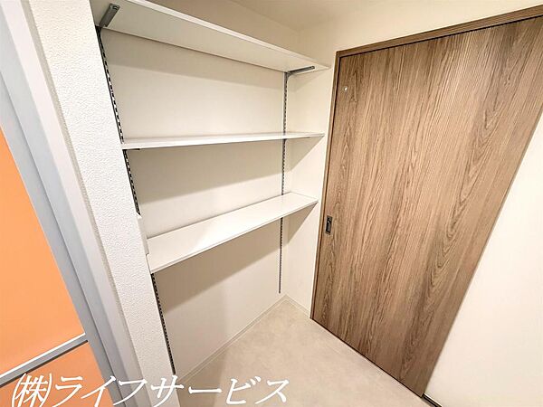 洗面室／壁にオープン収納棚あり！