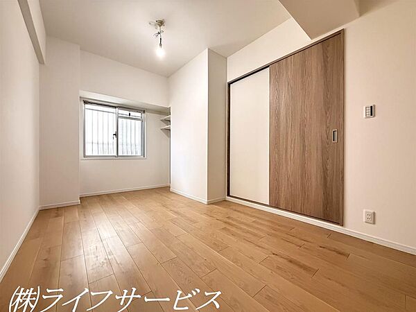 洋室６.９帖／広々としたお部屋です！窓側に可動棚があって便利です！クローゼットもございます！