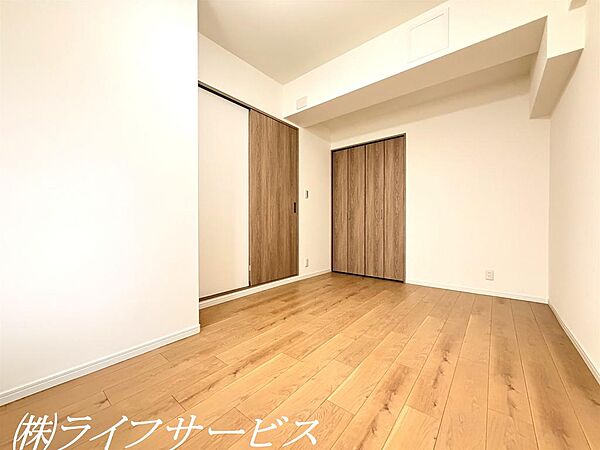 洋室６.９帖／広々としたお部屋です！窓側に可動棚があって便利です！クローゼットもございます！