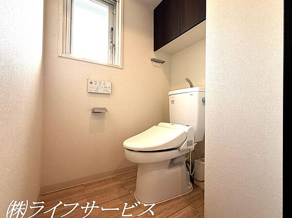 温水洗浄便座付トイレ／トイレに換気に便利な窓有！