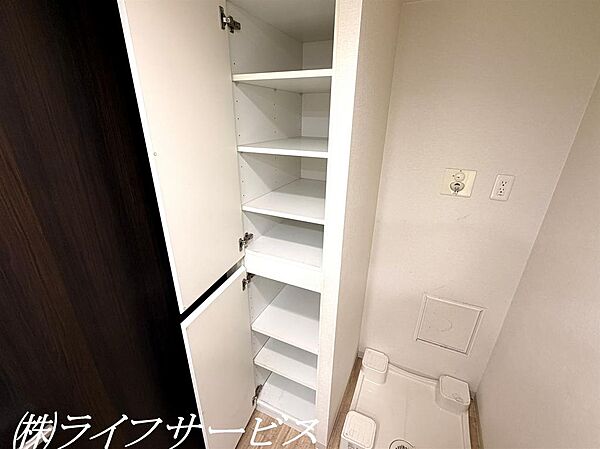 洗面室／リネン庫あり、洗濯パンは湿気がこもりにくいかさ上げタイプです！