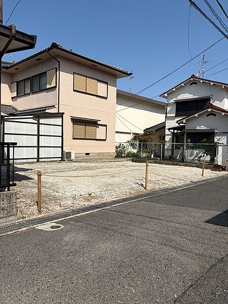 前の道路は交通量少な目です