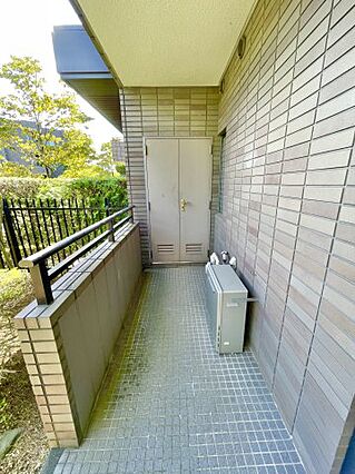 洋室側のバルコ...