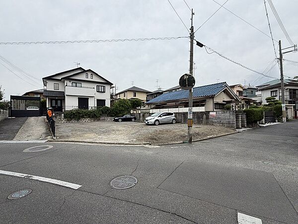 前面道路もゆったり広いです。