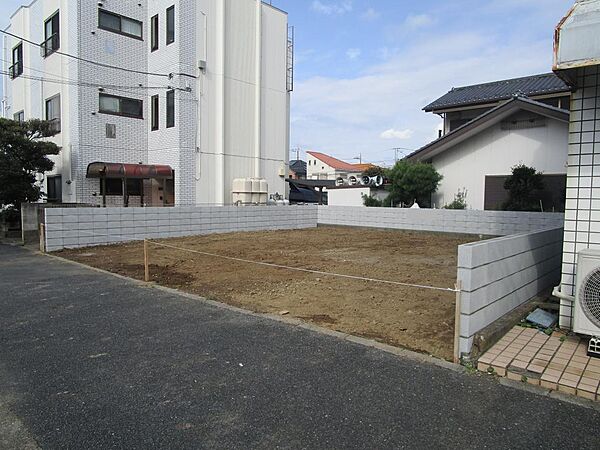 東方向より撮影。歩道付きで安心です。