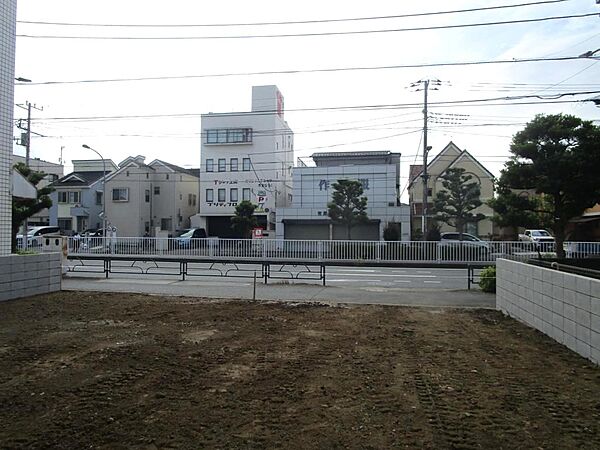敷地内より道路方向を撮影。