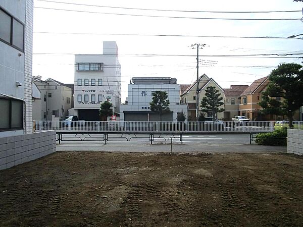 敷地内より道路方向を撮影。