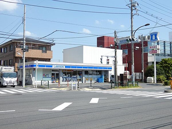 ローソンまで徒歩2分。
