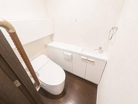手すりも付いた安心なトイレ