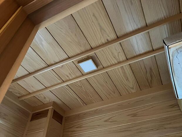 １階事務所天井。全て木製です。