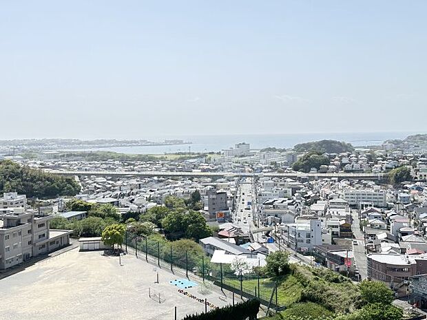 ●リビング・バルコニーより海・富士山を望む●13階に位置し目線の高いお部屋　●88.78？ととても広々とした4LDK●LDK20.7帖の3LDKへも間取り変更可能　●リフォーム見積もりお気軽に承ります