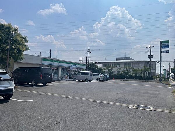 ファミリーマート近江八幡中村町店徒歩5分