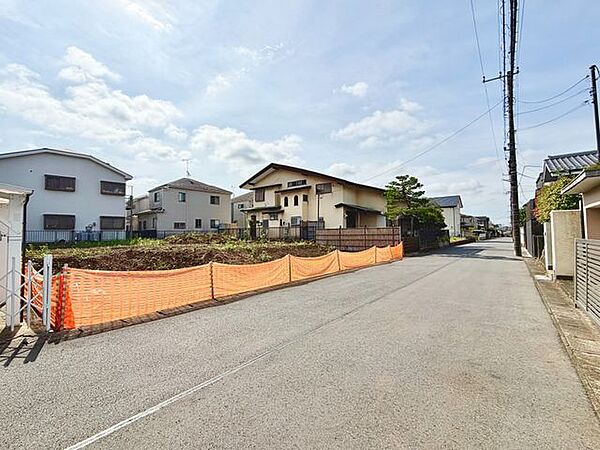前道はすっきりと美しく、お車の出し入れもスムーズ。小さなお子様がいるご家庭も安心の開放的な街並み。