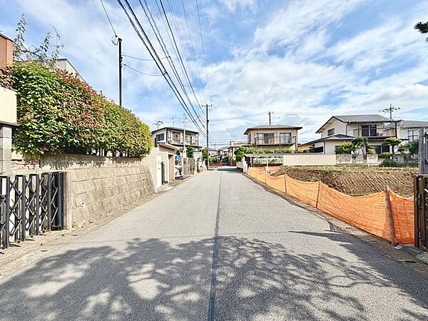 穏やかな空気が流れる、のびやかな前面道路。周囲の交通量も少なめで、静かで心地よい住環境です。