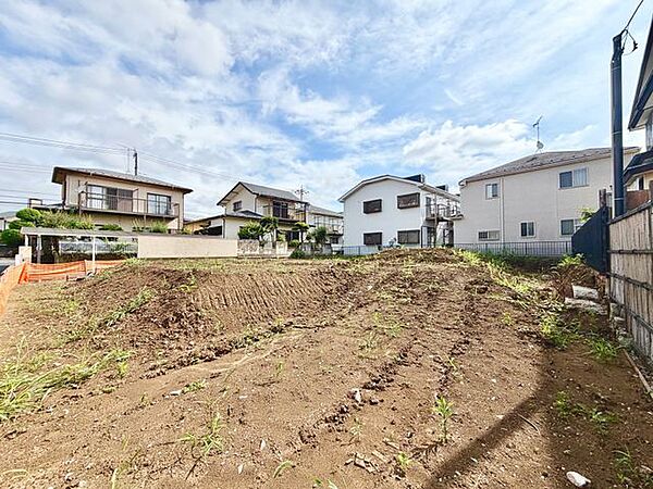 南西側から撮影した写真、時間帯によって移り変わる豊かな採光を、ぜひ現地で体感ください。