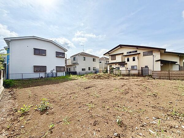 北西側から撮影した写真、時間帯によって移り変わる豊かな採光を、ぜひ現地で体感ください。