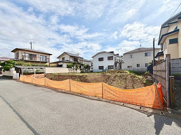 青空が広がる開放的な現地です