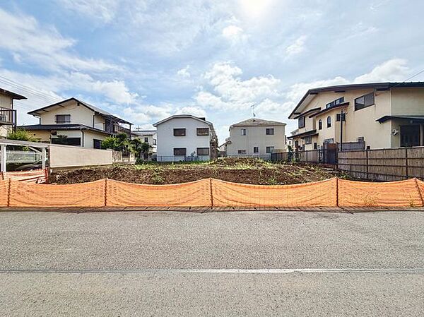 正面から見た土地写真、周辺交通量も少なめで、小さなお子様がいるご家庭も安心です。