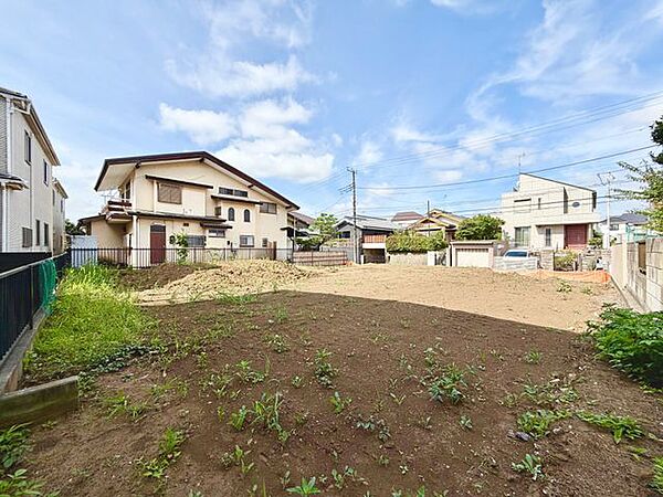 北東側から撮影した写真、遮るものがなく、心地よい風と柔らかな光が敷地全体を包みます。
