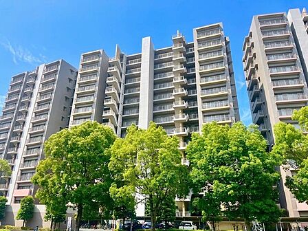 マンションの外観写真です、ぜひ現地にて、実際の広さや開放感をお確かめください。