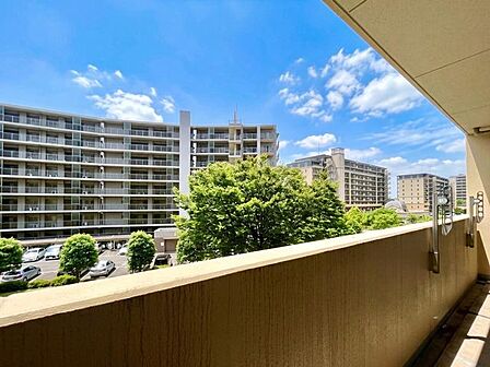バルコニーからの眺望、ぜひ現地にて、実際の広さや開放感をお確かめください。
