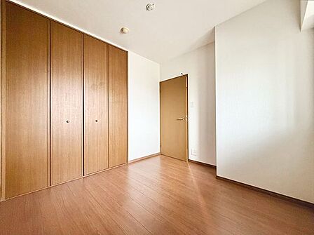 お子様の成長に合わせてレイアウトを変えやすい、シンプルで明るいお部屋。心地よい光が差し込みます。