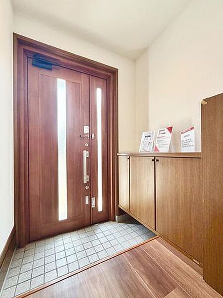 家族を温かく迎え入れる広々とした玄関。大容量の収納を備え、いつも整理された美しい空間です。