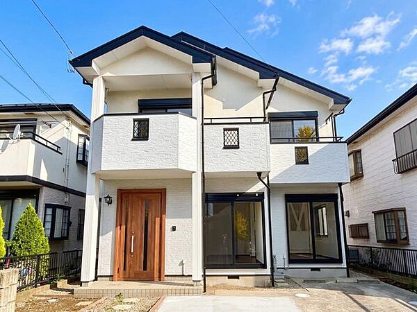 青空に映える堂々たる佇まい。大切に住まわれてきた中古戸建ならではの落ち着きと、安心感があります。