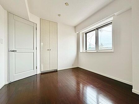 洋室5.6帖です、ぜひ現地にて、実際の広さや開放感をお確かめください。