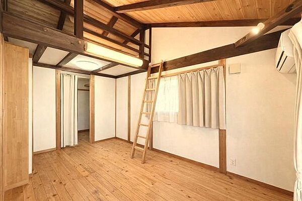 ロフト付き  洋室約7.5帖（AI加工にて家具撤去しました）、ぜひ現地にて、ご確認ください。