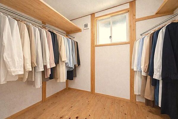 WICです（AI加工にて家具撤去→お洋服を置いてみました）、ぜひ現地にて、ご確認ください。