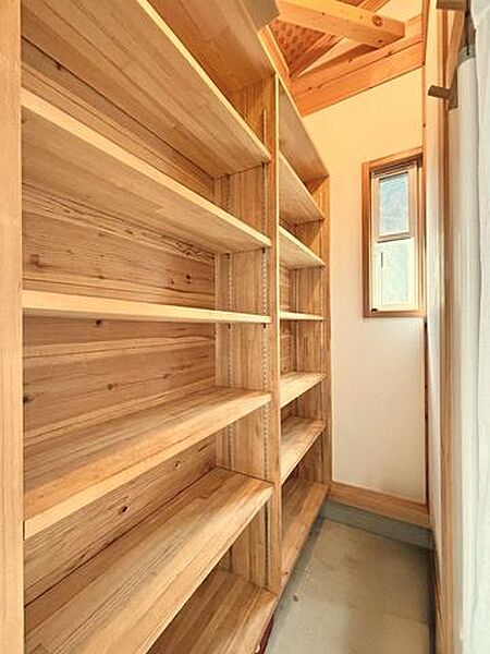 沢山の靴を収納できます（AI加工にて家具撤去しました）