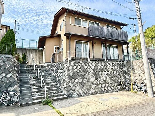 日中の外観写真です、ぜひ現地にて、実際の広さや開放感をお確かめください。