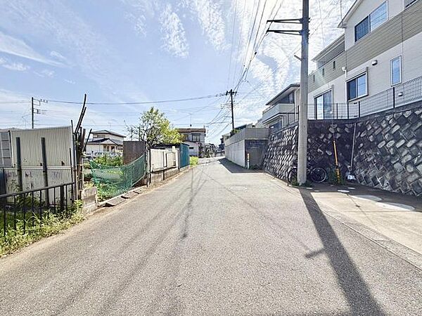 広々、前面道路です、ぜひ現地にて、実際の広さや開放感をお確かめください。
